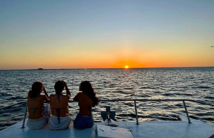 Sunset Catamaran Tour in Tamarindo with friends
